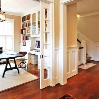 Без да отваря вратата