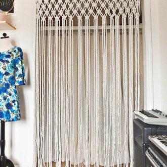 Без да отваря вратата