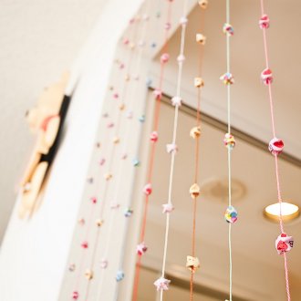 Без да отваря вратата