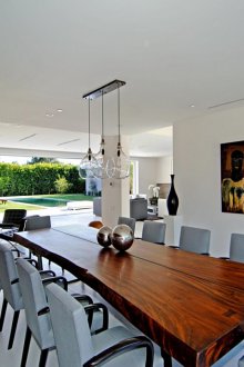 Бял диван в етно стил.