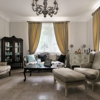 Warmer Putz in klassischem Interieur