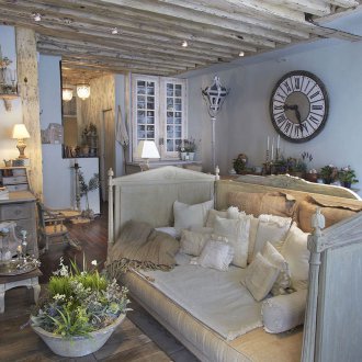 Завеси в хола на сводестия прозорец