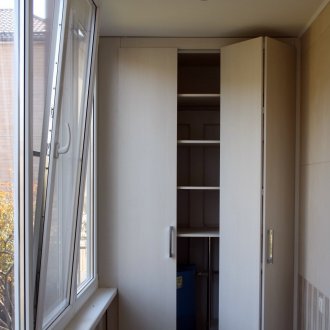 Гардероб на балкона