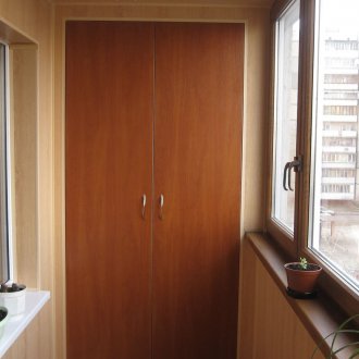 Built-in corner wall in the living room