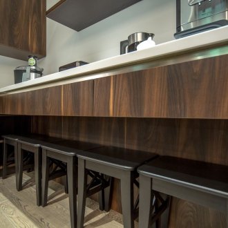 Кухня под дърво без дръжки