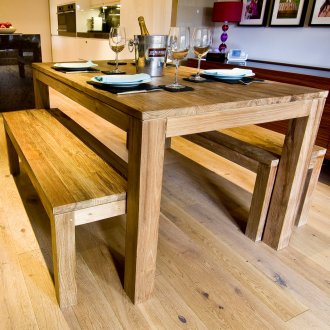 Полилей със свещи в интериора на селска къща