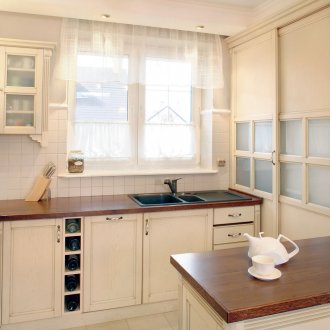 Къси завеси в интериора на кухнята