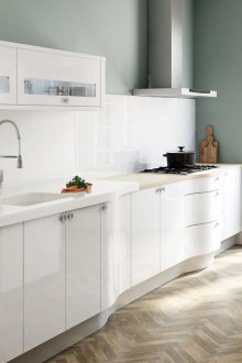 Плътни бежови плочки в банята