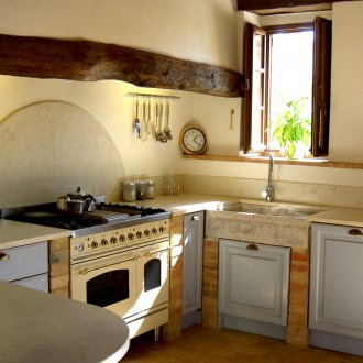 Первазен прозорец в средиземноморски стил