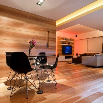 Тръба в тон стена