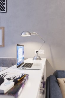 Бял тапет със сребърен модел