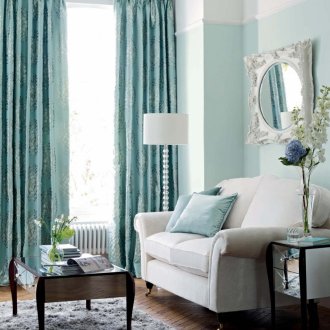 Малинен цветен текстил в интериора