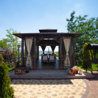 Дизайнът на двора на къщата с беседка