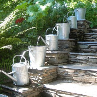 Поливни кутии в декор за градина