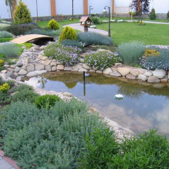 Езерце в озеленяването на двора на къщата