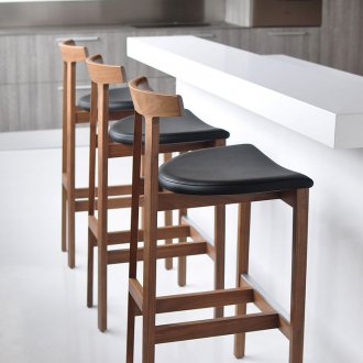 Шкаф със седалки в коридора