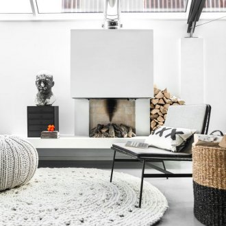 Jubin porselin di pedalaman minimalis