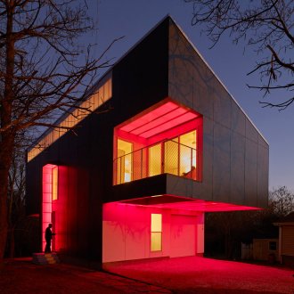 Червен килим в хола