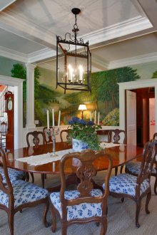 Орехов ламинат в трапезарията в интериора на апартамента