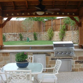 Детска площадка в двора на къщата