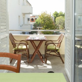 내부의 월넛 컬러 도어