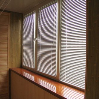 Вертикална камина от мозайка с камина