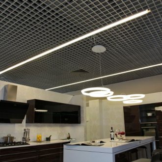 Тюркоазен тапет с геометричен модел в кухнята