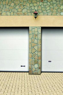 Бели стенни панели в коридора