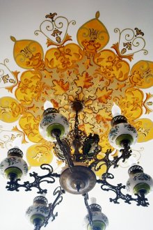 Рисуване на стената около изхода