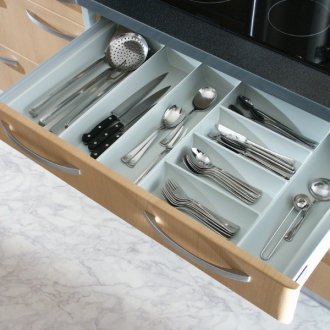 Шкаф с огледало на страничните врати