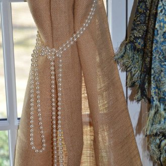 Бяла врата със завеса