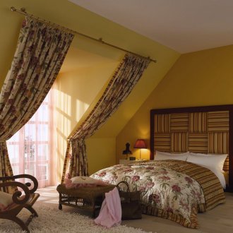 Сини прави завеси