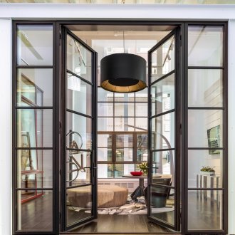 Декор на входната врата с люлка