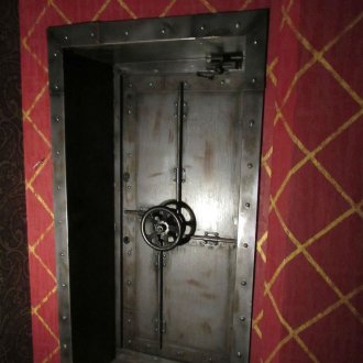 Таванско помещение за врати