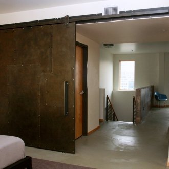 Таванско помещение за врати