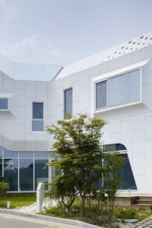 Необичайна архитектура на къщата с панорамни прозорци