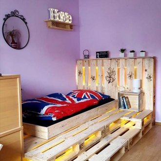 Легло с подсветка от палети