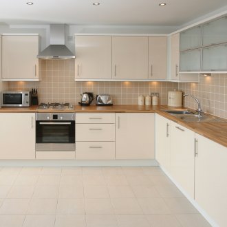 Кухня с ванилов цвят с плот от дърво