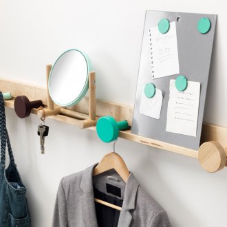 Боядисана дървена закачалка