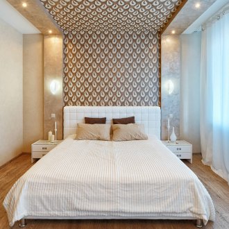 Материя над главата на леглото в спалнята