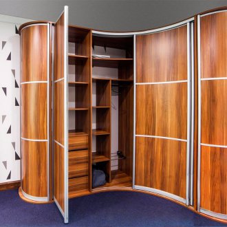 Corner wall with radial cabinet