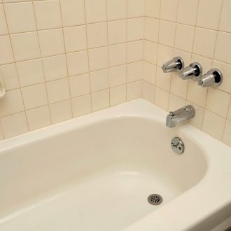 Запечатване на ваната с бял уплътнител