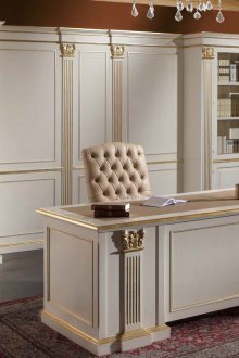 Мраморен прозорец в класически интериор