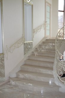 Каменна перваза на прозореца