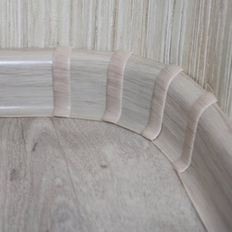 Полукръгъл диван на прозореца на прозореца