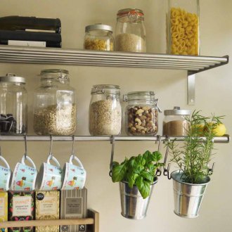 Метални рафтове в кухнята