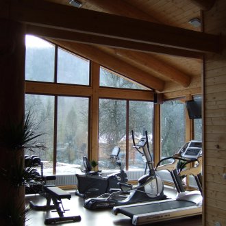 Панорамна остъклена дървена къща