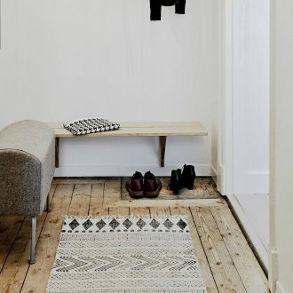 Подложка за врати с геометричен модел