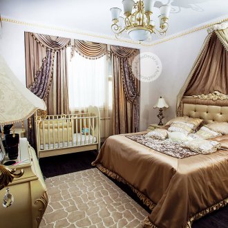 Tirai dengan lambrequin di dalam bilik tidur