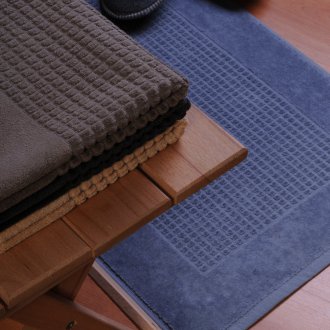 Син диван 2019